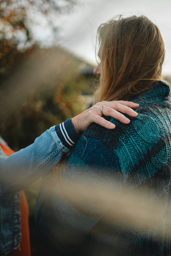 Vrouw met ADHD die zich overweldigd voelt maar verlangt naar rust en zelfvertrouwen