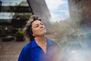 Vrouw met ADHD leert omgaan met negatieve gedachten en milder naar zichzelf kijken.